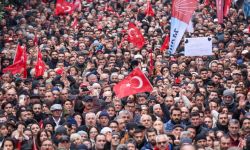 أوزغور أوزال يدعو إلى التظاهر في جميع الشوارع والميادين